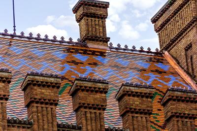 Крыша Митрополичьего корпуса из разноцветной черепицы